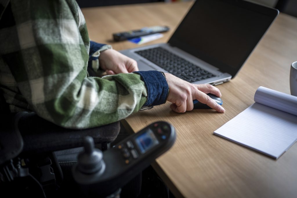 Mann arbeitet am Laptop