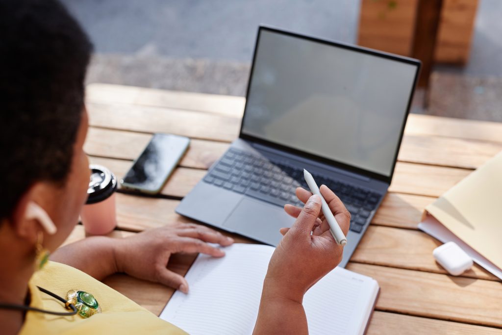 Person schreibt am Laptop