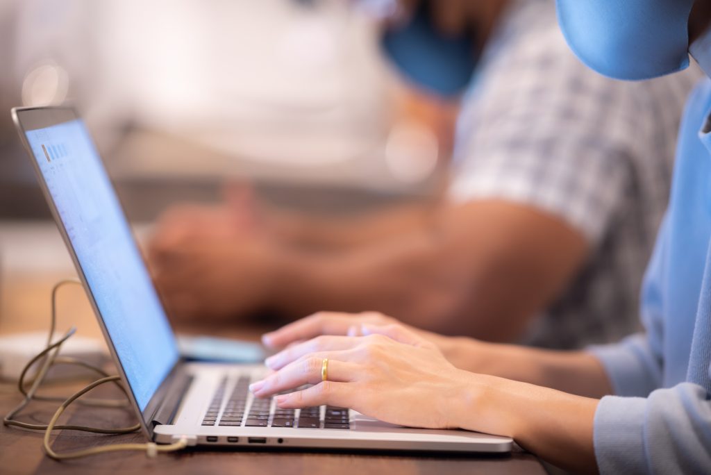 Frau schreibt am Laptop