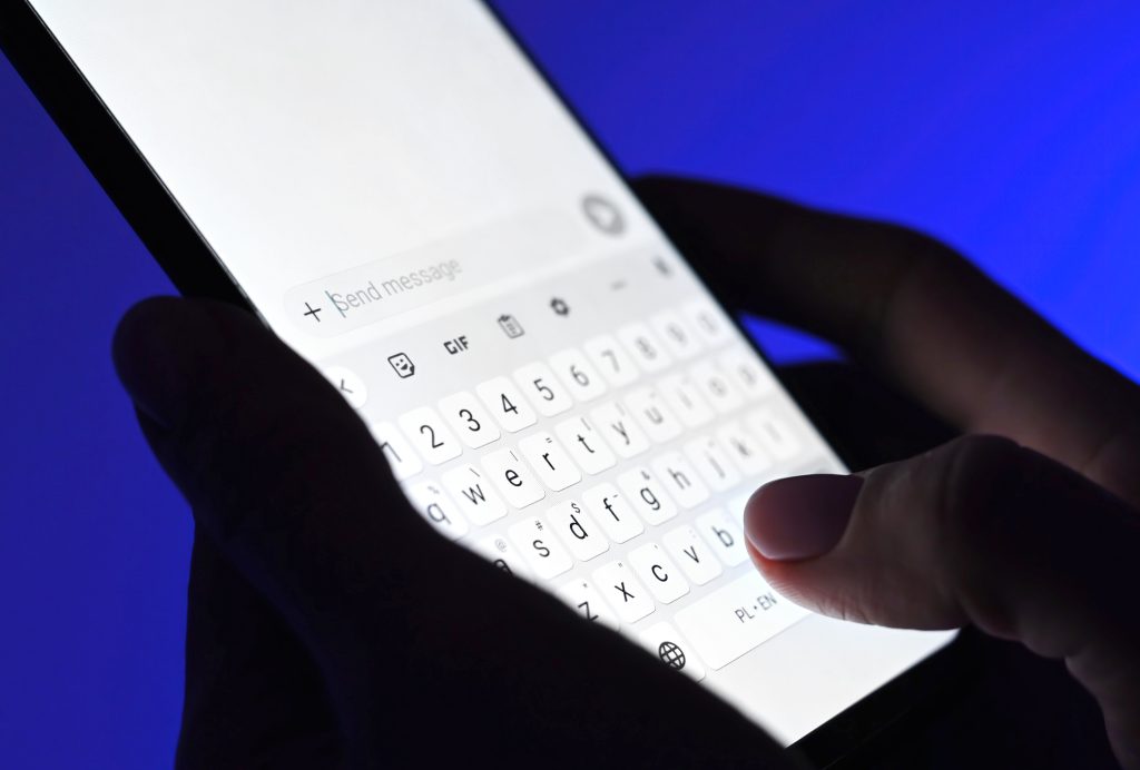 Person schreibt Nachricht am Smartphone
