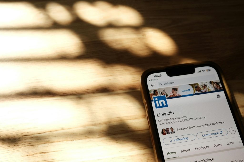 Smartphone mit geöffneter LinkedIn Seite