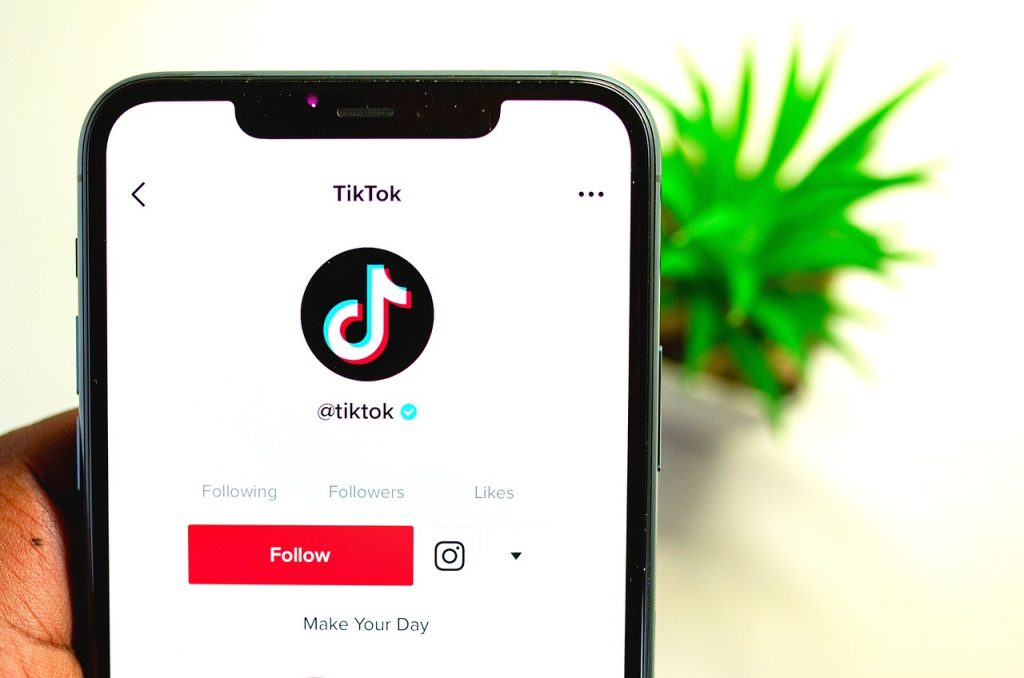 Tiktok Banner am Smartphone