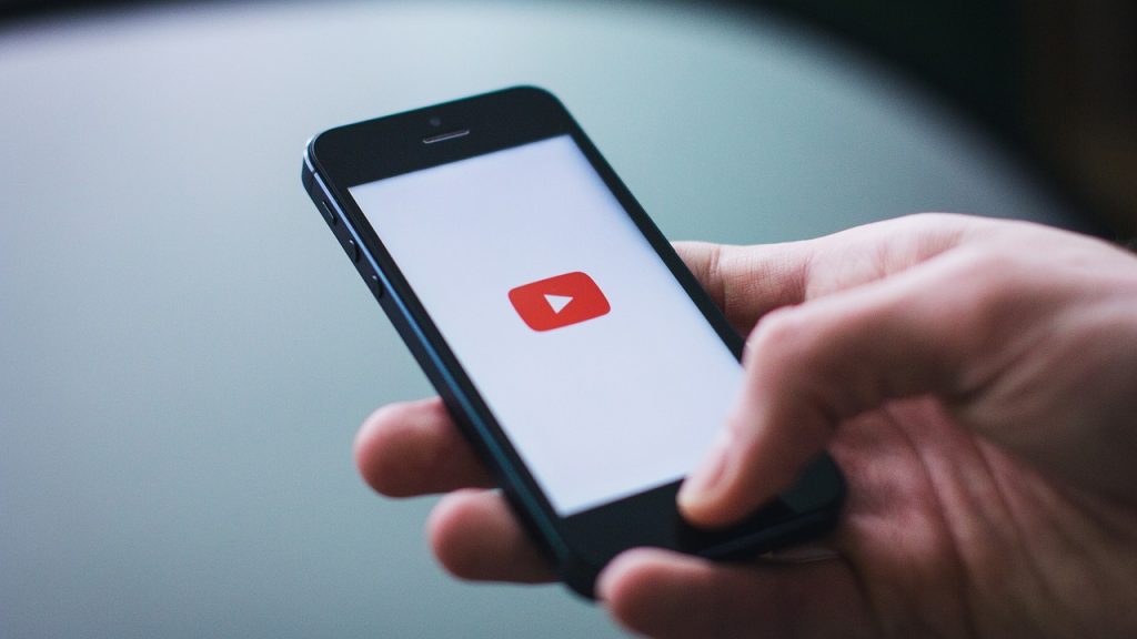 Youtube Logo scheint auf Smartphone auf
