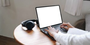 Frau tippt auf Laptop