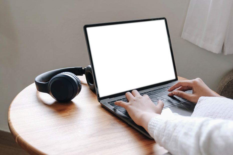 Frau tippt auf Laptop