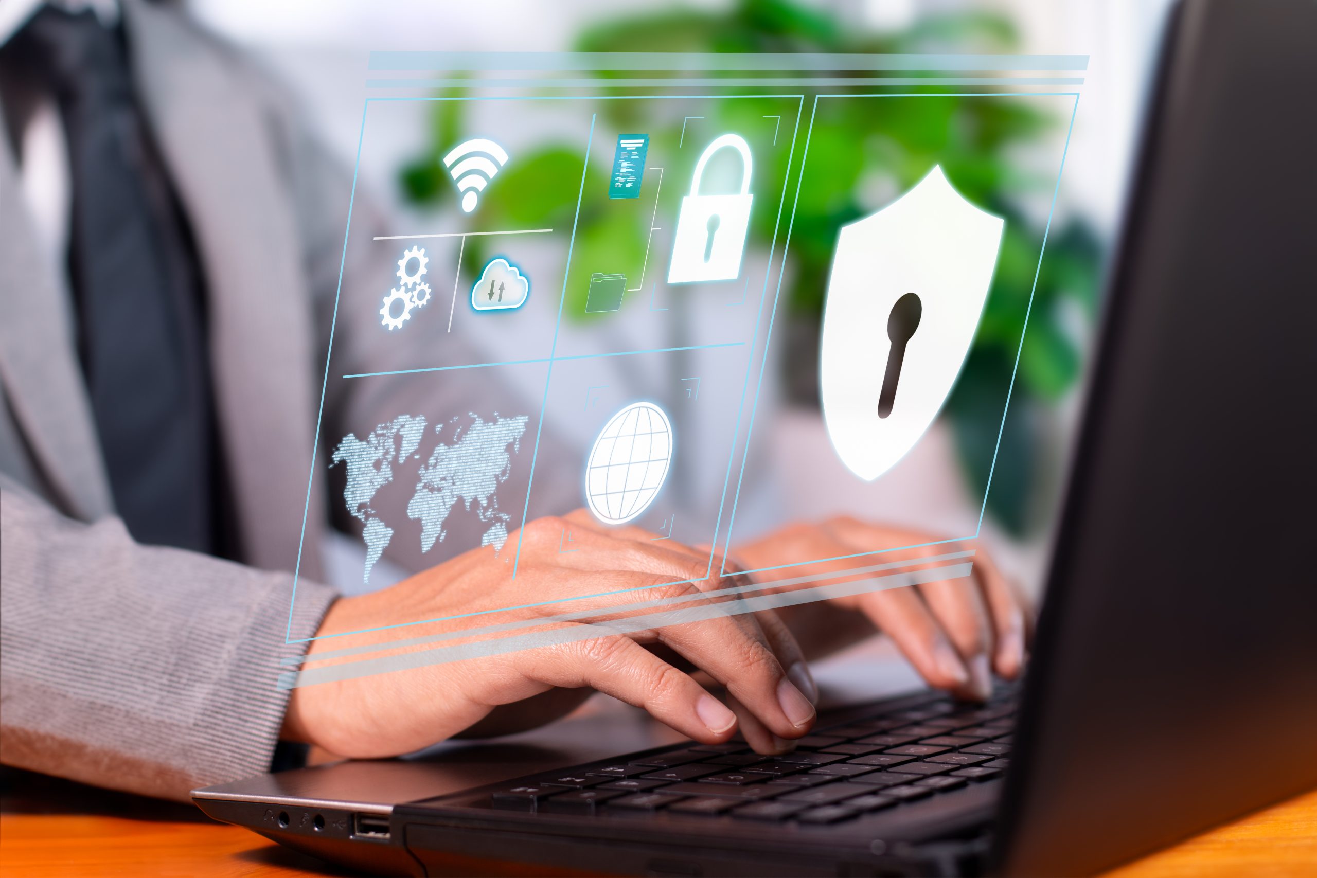 Mann ist am Laptop mit Sicherheitszeichen