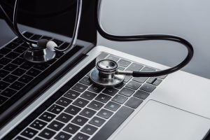 Laptop mit Stehtoskop
